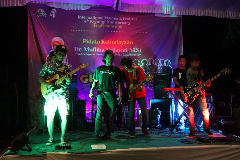 Penampilan Band Gingsoul di malam puncak ulang tahun Payungi ke-4
