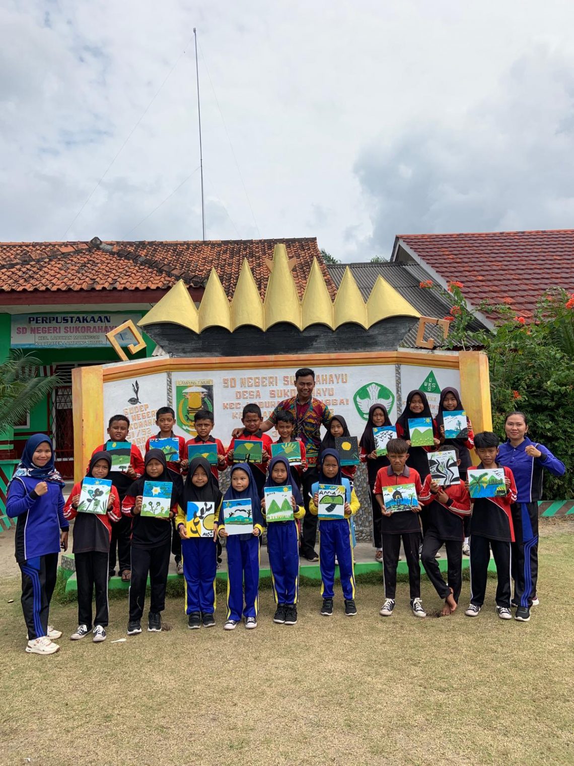 Mahasiswa KKN Gelar Program Ekokraf: Mengenalkan Seni Lukis di Kanvas kepada Siswa SDN Sukorahayu