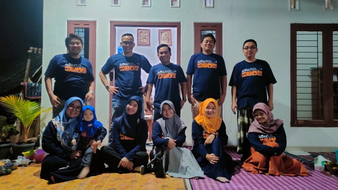 Di sini, kami masih menyebut namamu, "Mbak Hifni", dan langit pun bergetar...