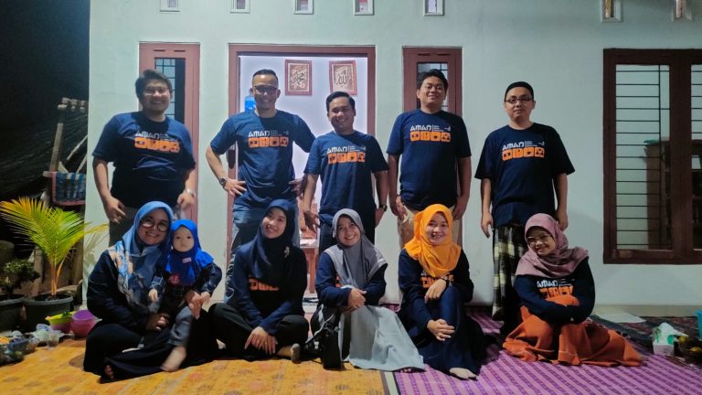 Di sini, kami masih menyebut namamu, "Mbak Hifni", dan langit pun bergetar...