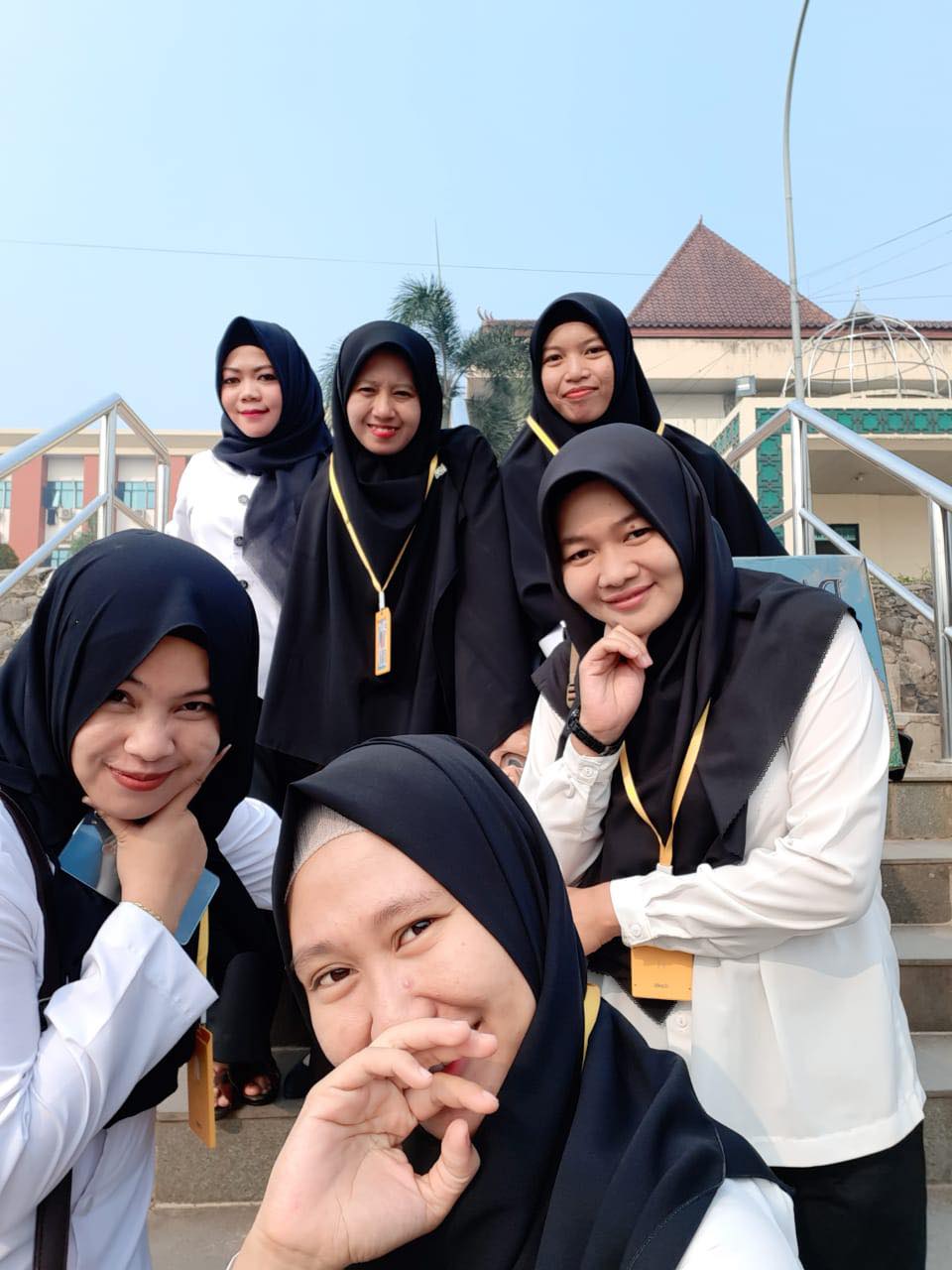 Sebuah gambar berisi orang, pakaian, Wajah manusia, langit Konten yang dihasilkan AI mungkin salah.